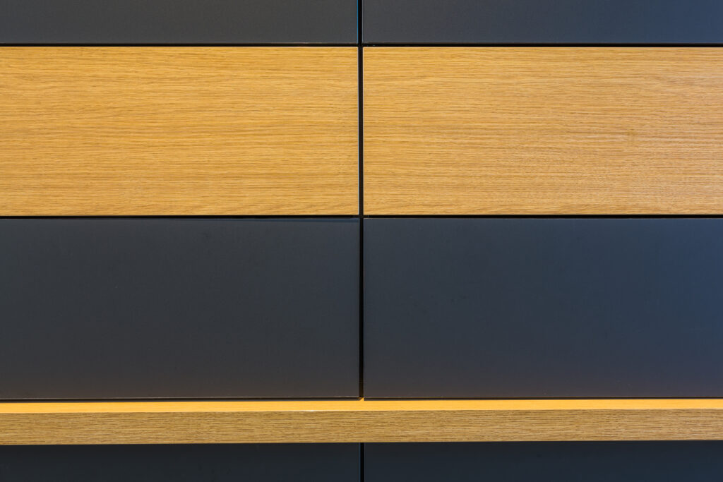 Cuisine sur mesure contemporaine avec matériaux et produits In-Ipso, conçue et aménagée par Durand Création.