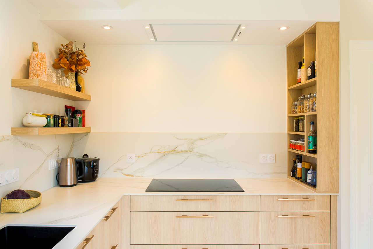 Rangement mural de cuisine sur mesure avec produits In-Ipso, réalisé par Durand Création.